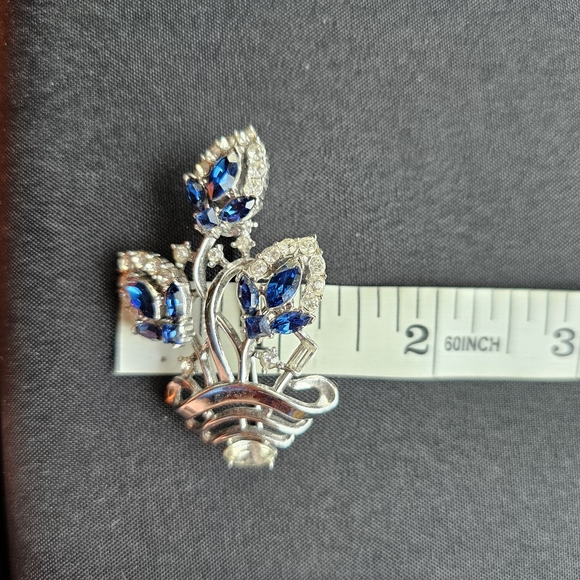 Vintage Crown Trifari Blue and Clear Rhinestone Basket Brooch - Picture 3 of 11